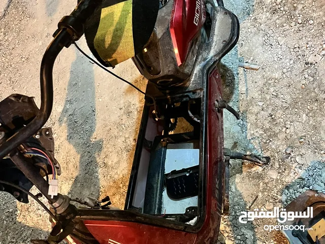 للبيع بتاري و عجله إماميه و المحرك الي ورا و هيكل سكوتر للبيع 35و قابل للتفاوض