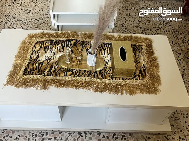 طاولة وسط مستعمل بحالة الوكالة لون ابيض 120*65 سم يوجد بها خزانتين مخفيتين مع ثلاث طاولة صغير سيرفس
