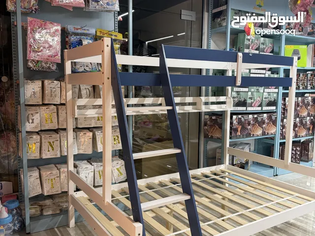 سرير خشب طابقين مع سلّم