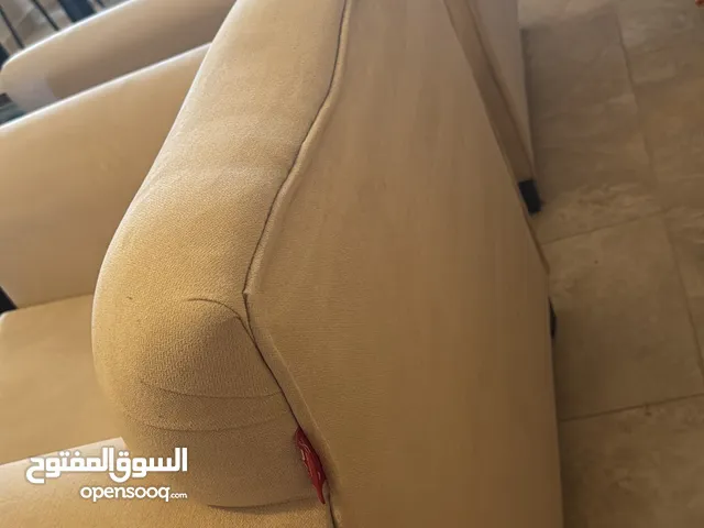 طقم كنب 7 مقاعد لون بيج بحالة جيدة السعر قابل للتفاوض.