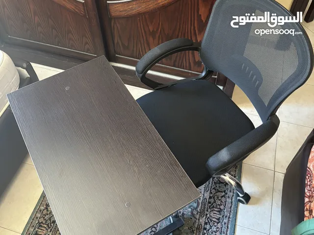 كرسي مكتب دوار مع طاولة صغيرة