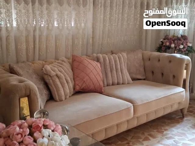 طقم نضيف  كتير كتير اي عريس بده طقم كنب للبيع  هيو و جديد مافي شي بلا مره عليه   البيع سكان ماركه شم