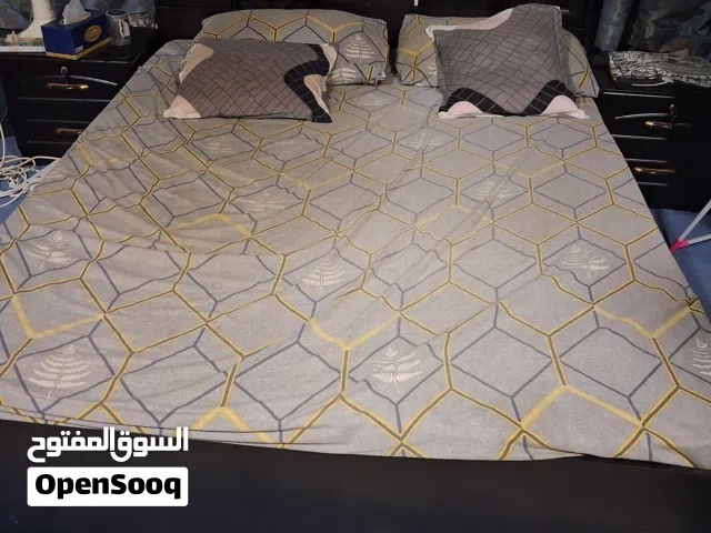 سرير لشخصين شبه جديد للبيع نظيف جدا ولا يوجد حتى خدوش وفيه كثير ادراج على ظهر السرير للجادين فقط