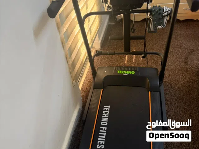 للبيع جهاز مشي كهربائي (Treadmill) بحالة ممتازة   استعمال خفيف جدًا  شاشة رقمية لعرض الوقت والسرعة