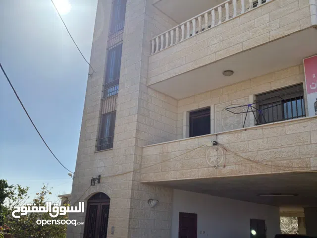 شقة غير مفروشة طابق اول بيرزيت منطقة راقية مشروط عائلة صغيرة او عرسان والمدة لا تزيد عن 3 سنوات