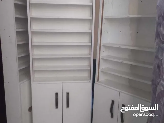خزائن خشب تفصيل إستعمال أقل من سنه تستعمل ديكور لعرض إكسسوارات المحلات الإلكترونيه والجوالات
