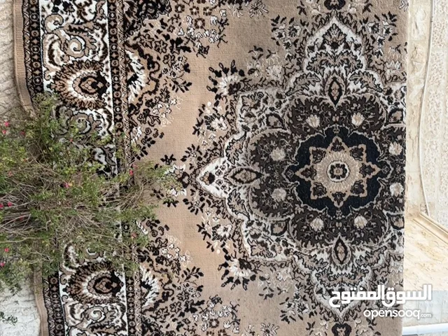 سجادة لون بني وبيج