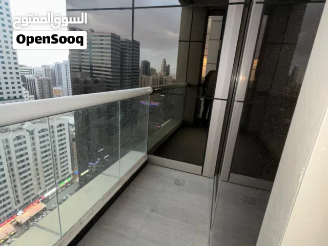 بموقع متميز للايجار السنوي بالتعاون الشارقة 3 غرف و صاله