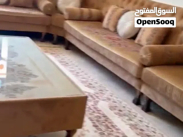 كنب 6 قطع و ثلاث طاولات
