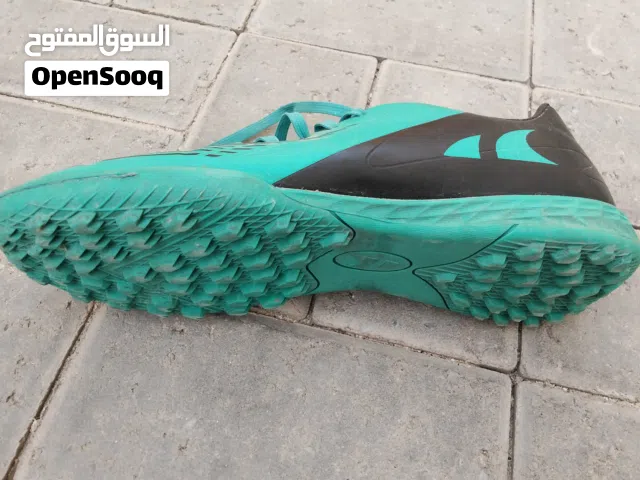 جوتي كره القدم مستعمل