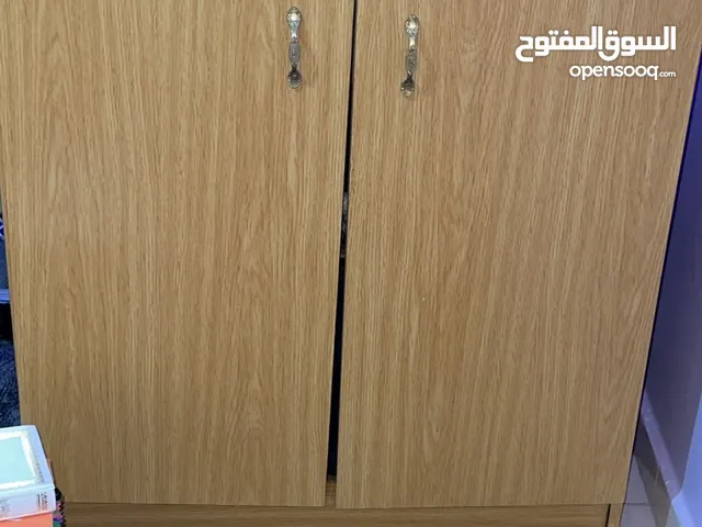 دولاب ملابس خشب قوي ودولاب صغير يحتاج دولاب الملابس تركيب 2 ايد للباب والباب يحتاج فقط تركيب