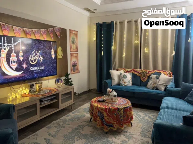 شقة غرفتين وحمامين وصالة وغرفة خدامة للايحار من 7/1