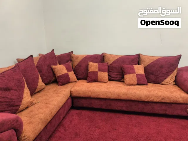طقم كورنر خشب سويد وتخت مفرد مع فرشته 40 وموكيت لون خمري نوعين وثقيل ودافي وموكيت ممرات وطاولات عدد5