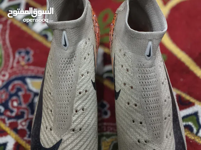 شوز كره قدم