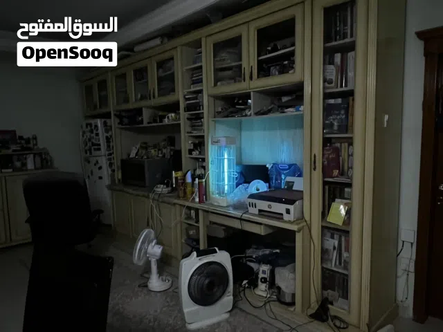 للبيع كبت جدا كبير مع طاولة