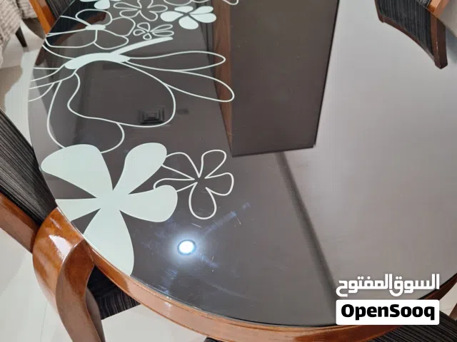للبيع طاوله طعام اللون البني مع 6 كراسي