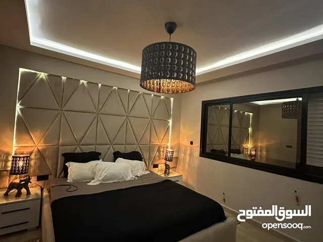 فيلا صغيرة فخمة عصرية طابقين في حي راقي في وسط الشارع النخيل مواصفات فاخرة أوروبية وجهة سياحية