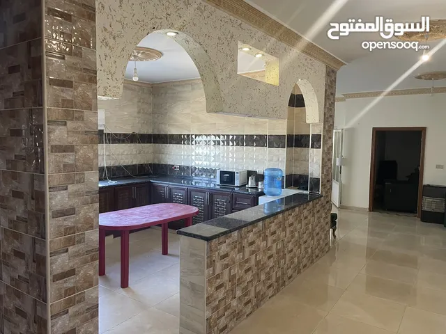 175 m2 4 Bedrooms Apartments for Rent in Al Karak Zohoom
