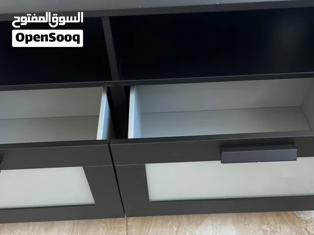 طاولة تلفزيون IKEA للبيع استعمال خفيف جدا تعتبر جديدة