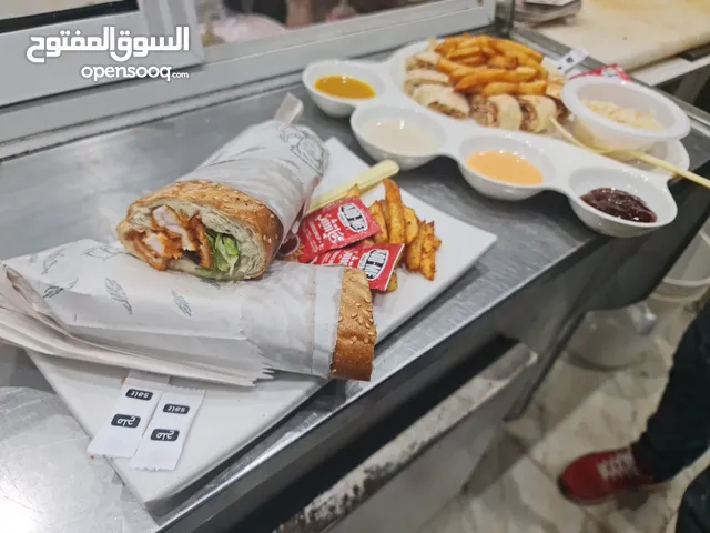 محل شاورما شغال ومدفوع الاجار لسنه