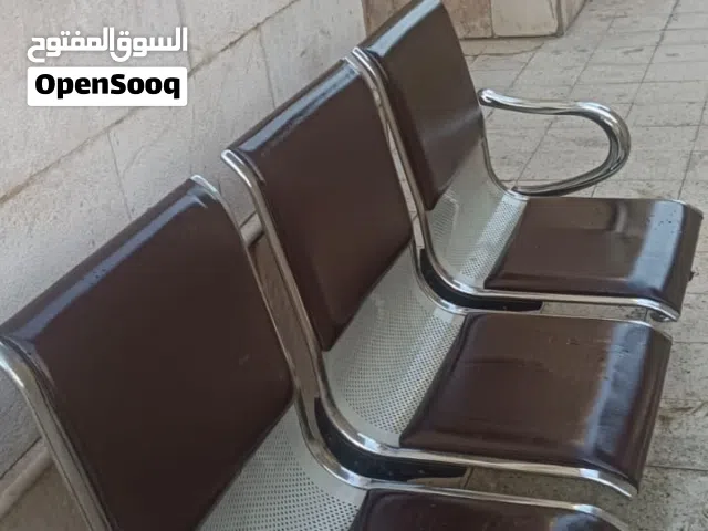 للبيع طقم كراسي انتظار (3 مقاعد) - الجلد سليم جداً - بسعر مناسب