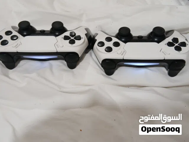 يدين بلاي ستيشن 5 و4 مع شاحن مزدوج