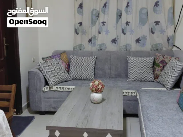 شقة مميزة  عند دوار البحرية بالقرب من مركز فرح الطبي مناسبة للطلاب جداا خدمة عالية حواليها لطلاب فقط