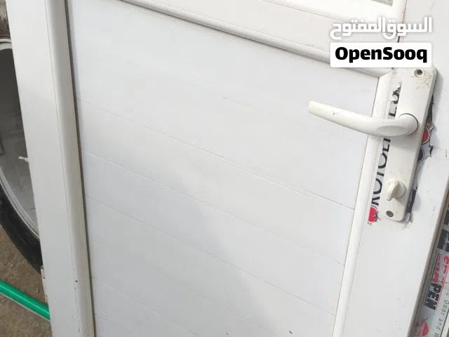 باب حمام نظيف جدا