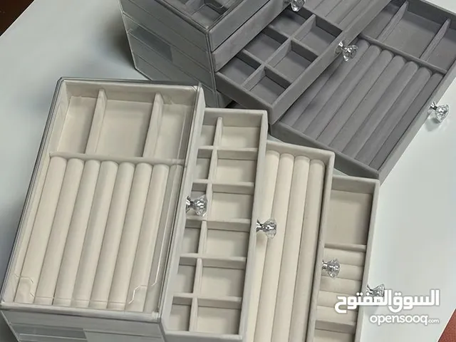 بوكس اكسسوارات متكون من 5طوابق كل طابق   يختلف عن الثاني