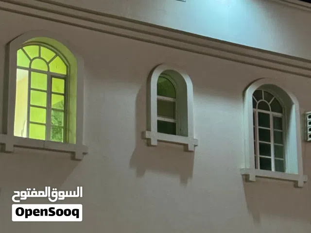 شقة من ثلاث غرف (فرصة: بالطابق الأرضي مباشرة) وفي موقع مميز بالموالح الجنوبية للكهرباء