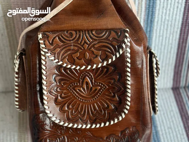 حقائب جلد طبيعي صممت بشكل فريد لتناسب جميع الاعمار والاذواق