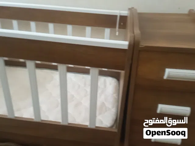 سرير اطفال خشب ثقيل وكبير لعمر 5 سنوات بسعر 60 دينار