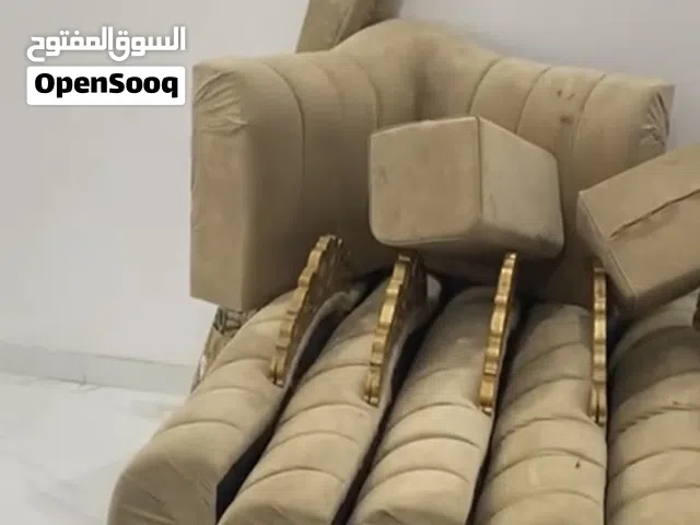 جلسه ظهر لونها بيج نظيفه وشبه جديده استخدام خفيف وسبب البيع انتقال لبيت آخر