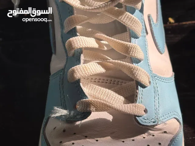 حذاء نايك آير جوردن لوّن ازرق وابيض مقاس 42 استعمال شبه جديد