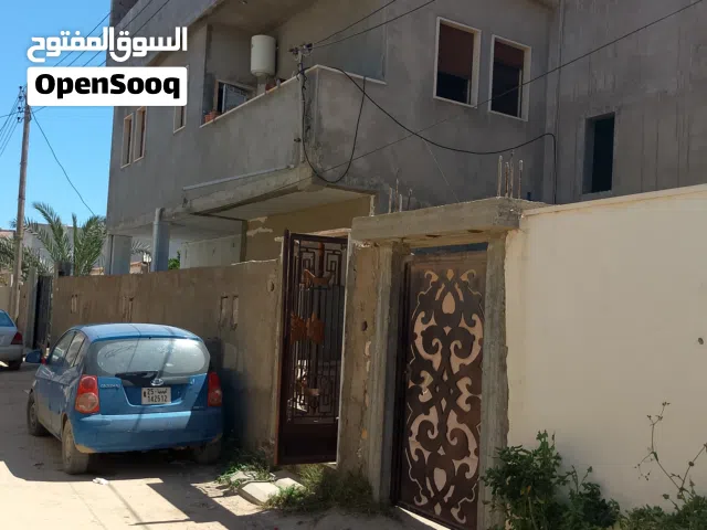 يوجد شقة للايجار في الدور الاول في عين زارة مصنع النجمة تتكون من 2 اديار وسط حوش ومطبخ بادولاب المطب
