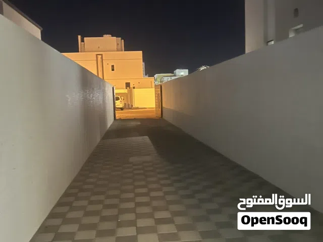 جديد شقة واسعة في المعبيلة الجنوبية بجانب جميع الخدمات الاساسية