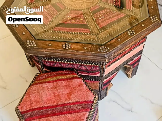 تحفه فنيه طاوله خشب اصلي مع قطع  نحاس 3 كراسي صناعه يدويه