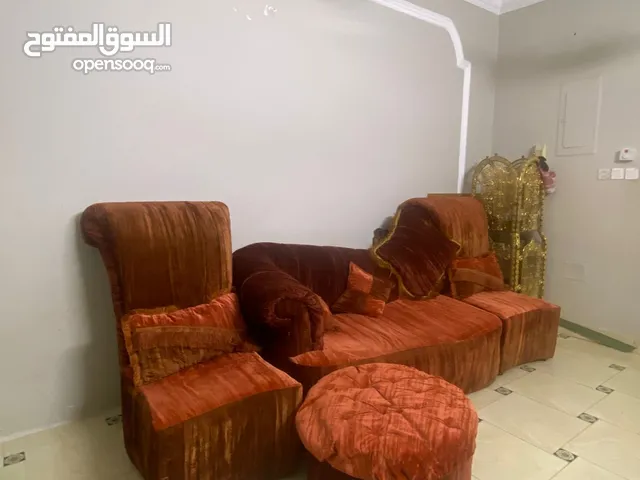 كنب نظييف مستعمل للبيع والله يبارك للي يبيه شامل المخدات و لا يشمل التوصيل