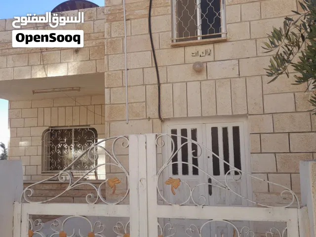 بيت مستقل للبيع واجهة حجر منطقة هادية طابقين مطلة علي غمدان