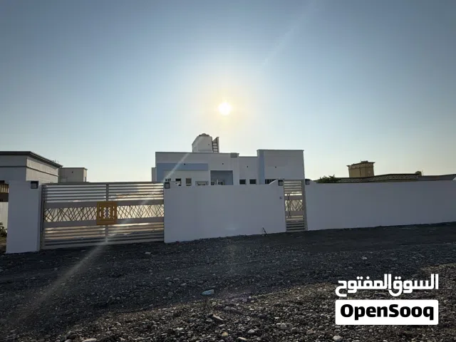 للبيع فيلا جديدة بتصميم راقٍ وتشطيبات حديثة، تجمع بين الفخامة والراحة، في موقع مميز على ثلاث شوارع