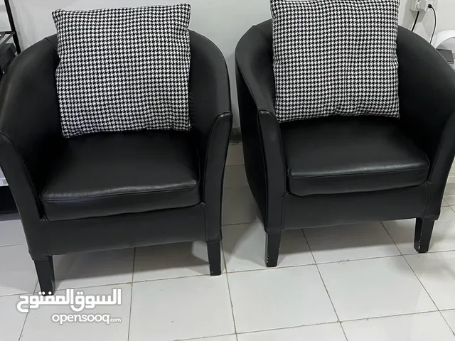 كرسي من جلد أسود