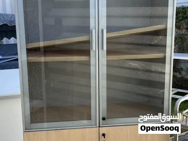 فاترينة عرض مع ابواب زجاجية