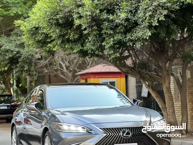 Sedan Lexus in Cairo