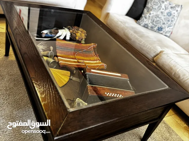 طاولة وسط لون بني خشب صولد مع مساحة تخزينيه للزينه والديكور....