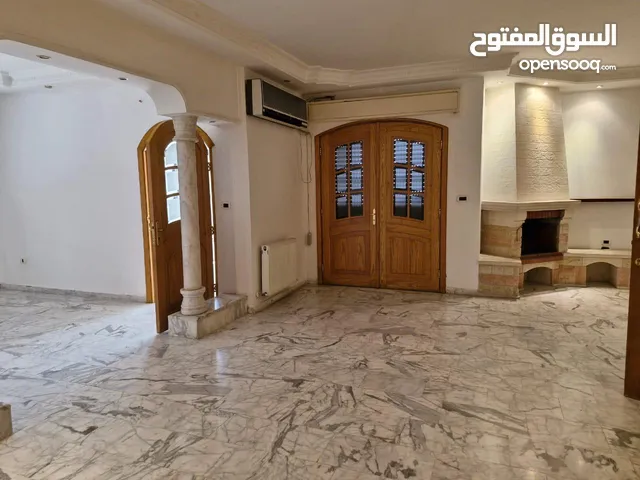 شقه فارغه للايجار طابقيه للايجار 220 متر