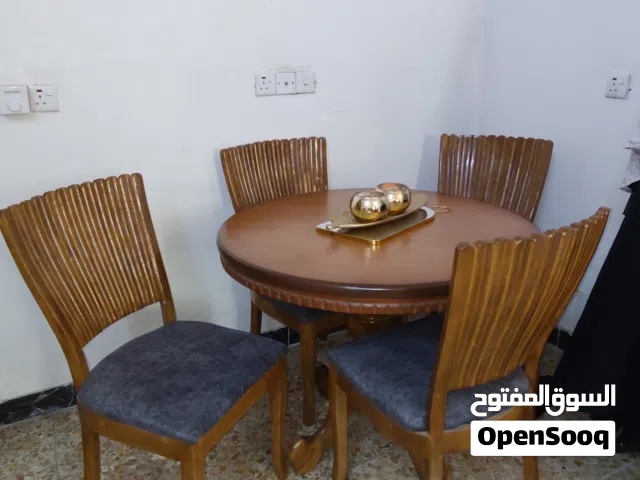 ميز طعام للبيع مستعمل بس حالتة جيدة جدا ونظيف