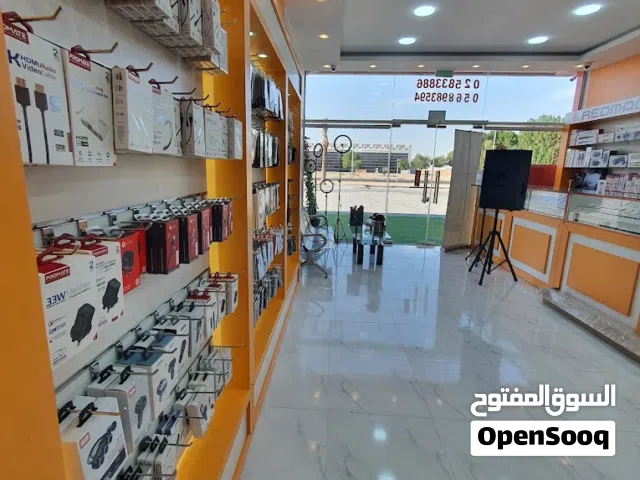 محل هواتف للبيع فرصه ذهبية تستثمر في الامارات 16 متر