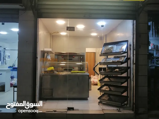 محل بيتزا ومعجنات للبيع بداعي السفر بسعر حرق