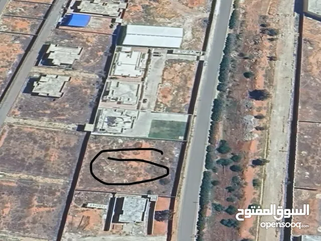 قطعة أرض2800متر  في فنيسيا2 شارع هنقر بنغازي على الرئيسي عليها سياج خرسانة ارتفاع ثلاث متر الواجها 5
