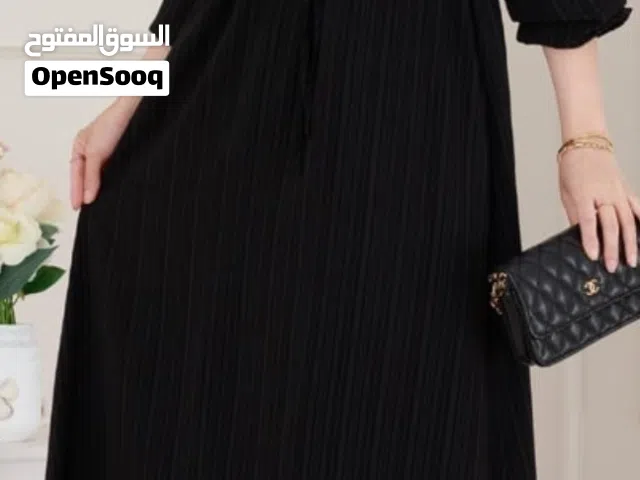 فستان اسود طويل ذو أكمام طويلة